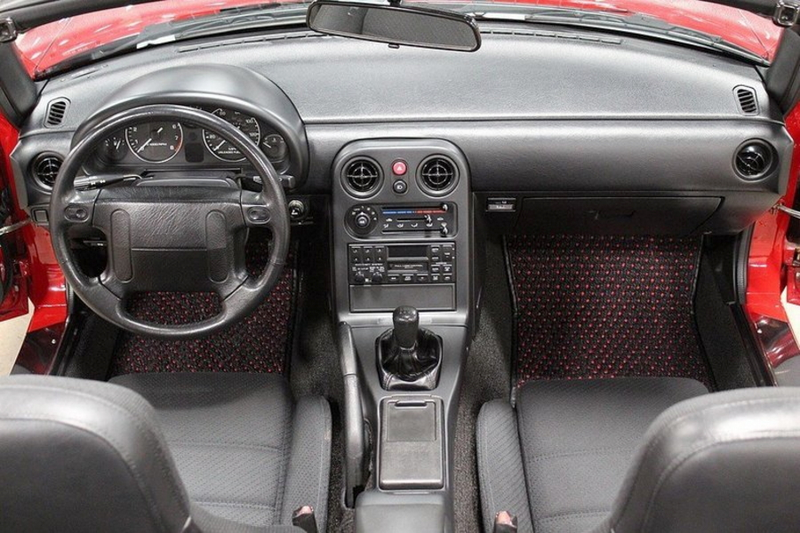 Illustration for article titled At $16,900, Is This 1990 Mazda Miata The Answer To A Question Nobody Asked?
